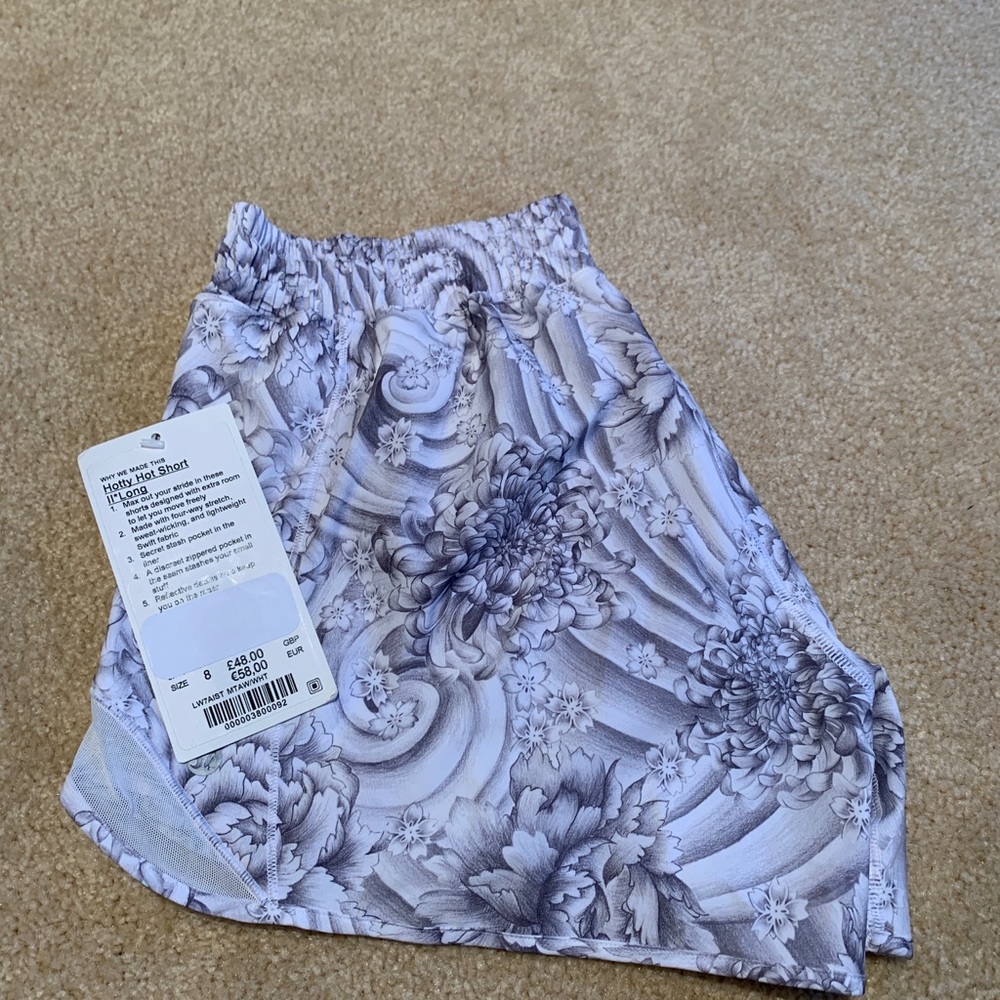 🎁 NWT Lululemon Hotty hot Running shorts